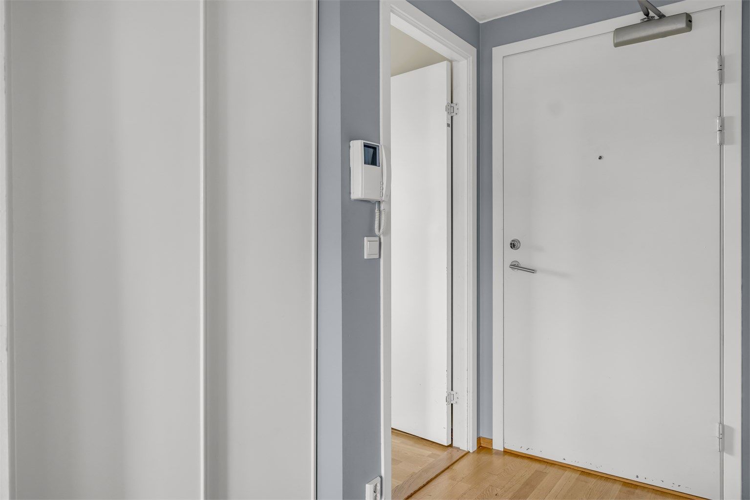 Her er det god plass til å henge fra seg yttertøy og sette fra seg sko i innebygget garderobeskap. Gjestene slippes inn via dørcalling. Velkommen inn!