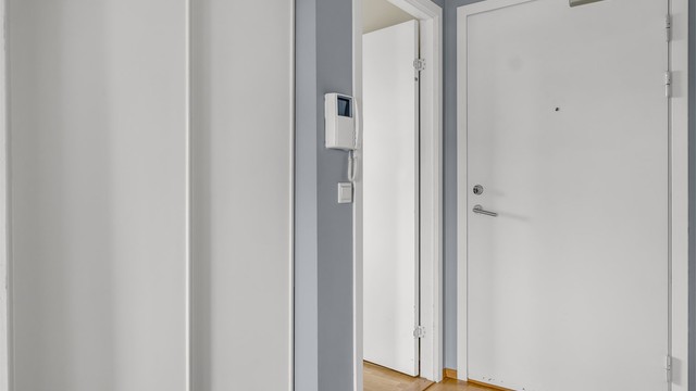 Her er det god plass til å henge fra seg yttertøy og sette fra seg sko i innebygget garderobeskap. Gjestene slippes inn via dørcalling. Velkommen inn!