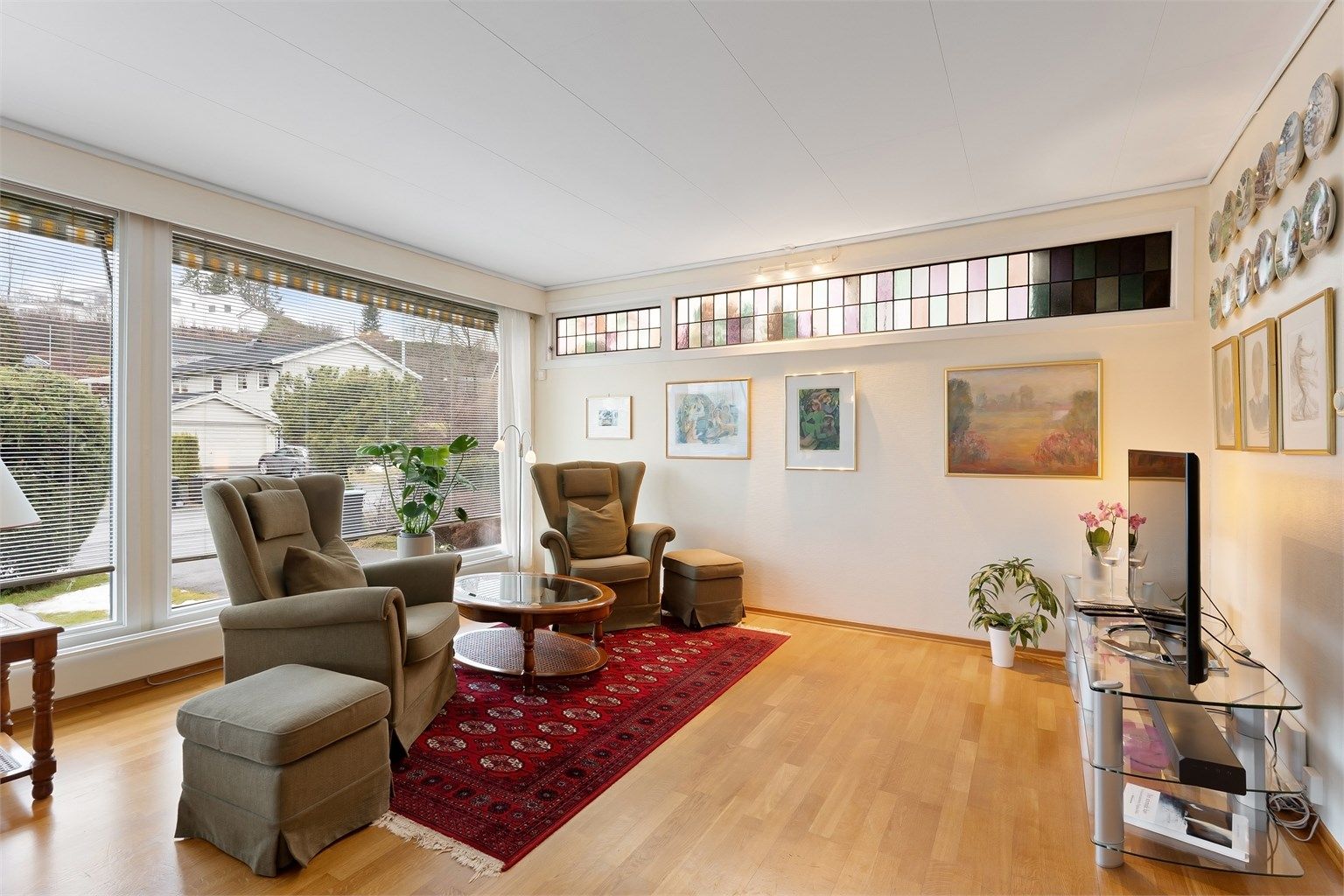 Den L-formede stuen gir rom for flere møbleringssoner, som en egen TV-krok.