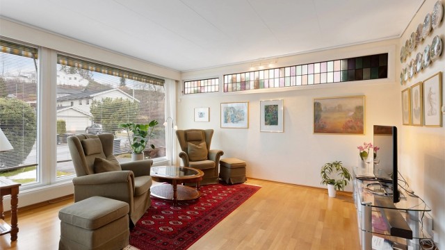 Den L-formede stuen gir rom for flere møbleringssoner, som en egen TV-krok.