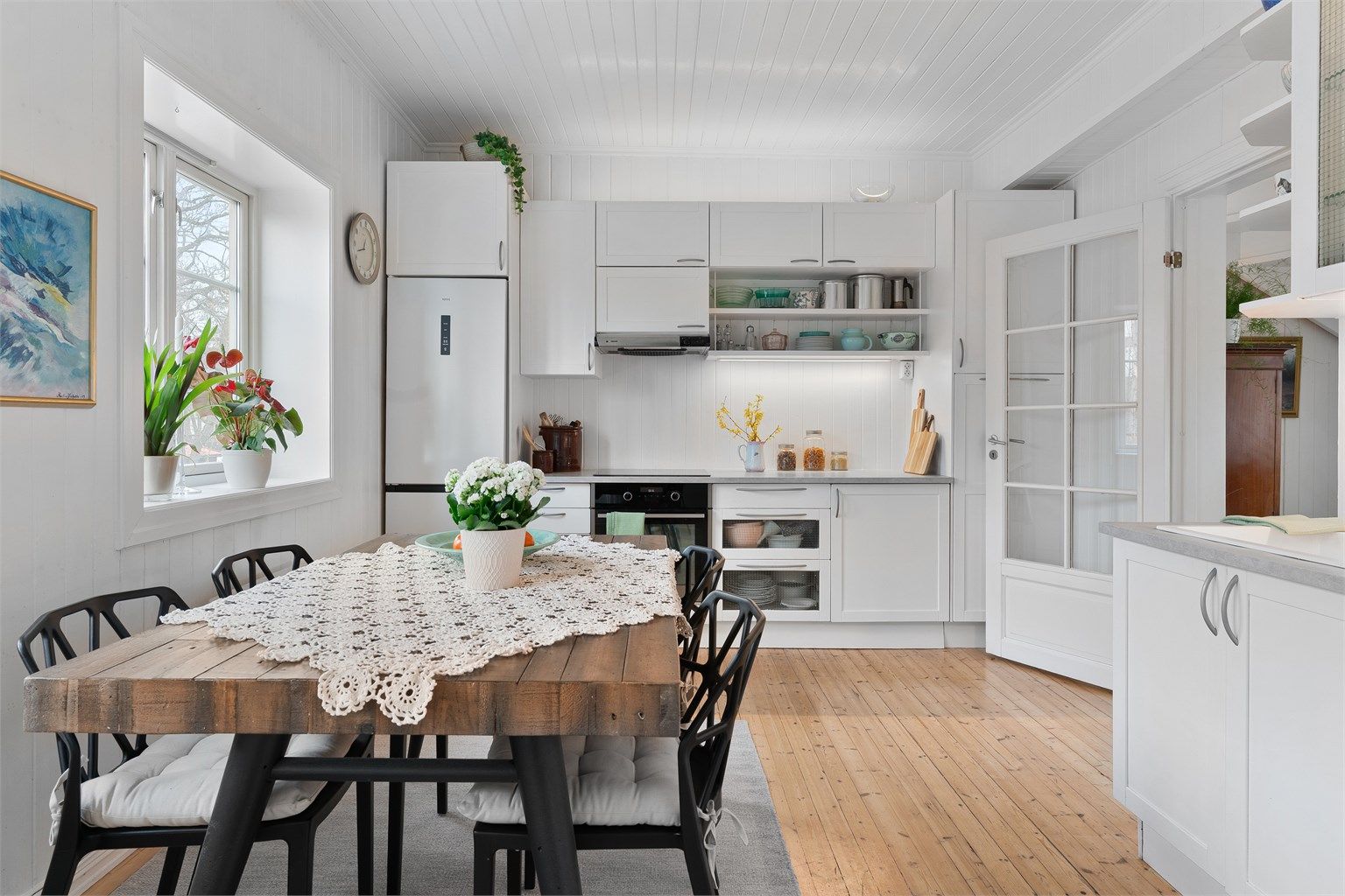 Kjøkkenet er lyst og trivelig, med god plass til et stort spisebord.