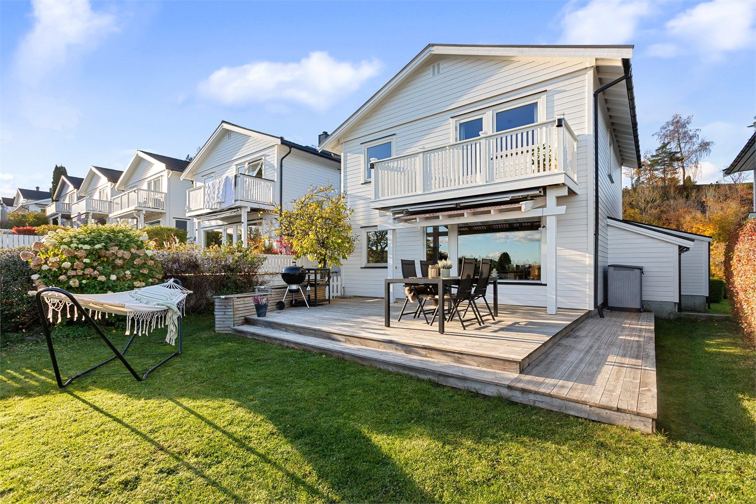 Fra plattingen er det direkte adkomst til hagen med opparbeidet hekk 