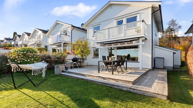 Fra plattingen er det direkte adkomst til hagen med opparbeidet hekk