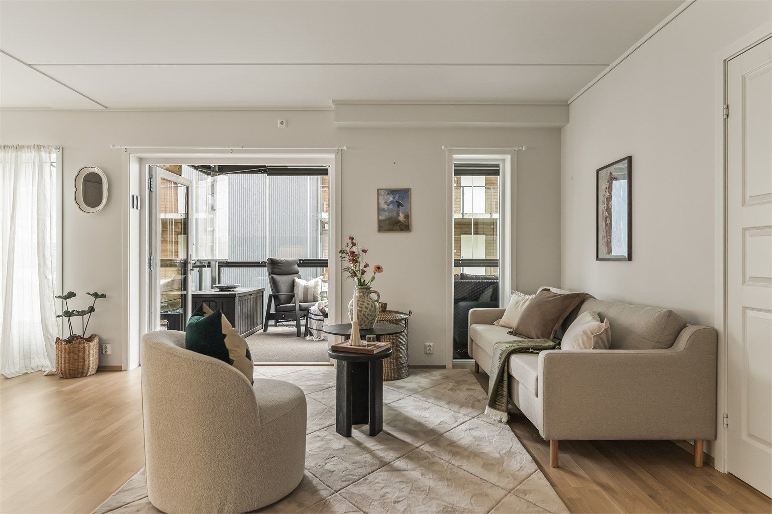 Stuen er lys og romslig med store vindusflater og direkte utgang til innglasset balkong.