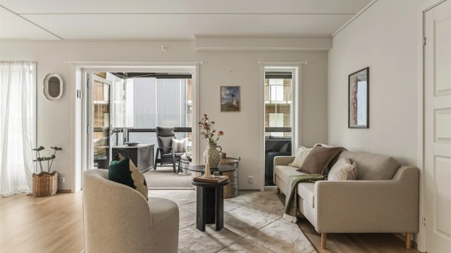 Stuen er lys og romslig med store vindusflater og direkte utgang til innglasset balkong.