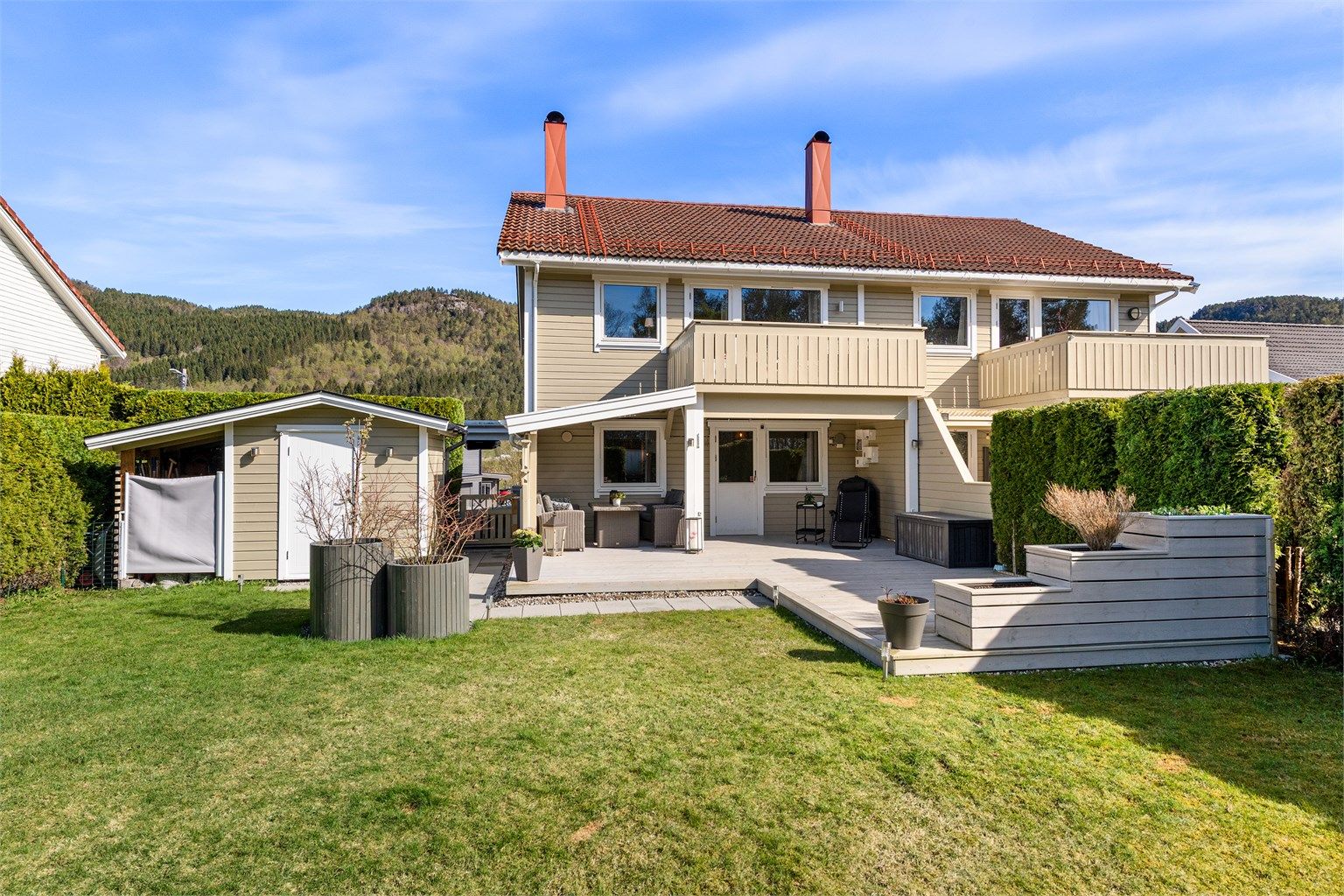 Eiendommen har gode solforhold og en godkjent, frittstående utebod for ekstra lagring. Taket på pergolaen er ikke byggemeldt og godkjent. 