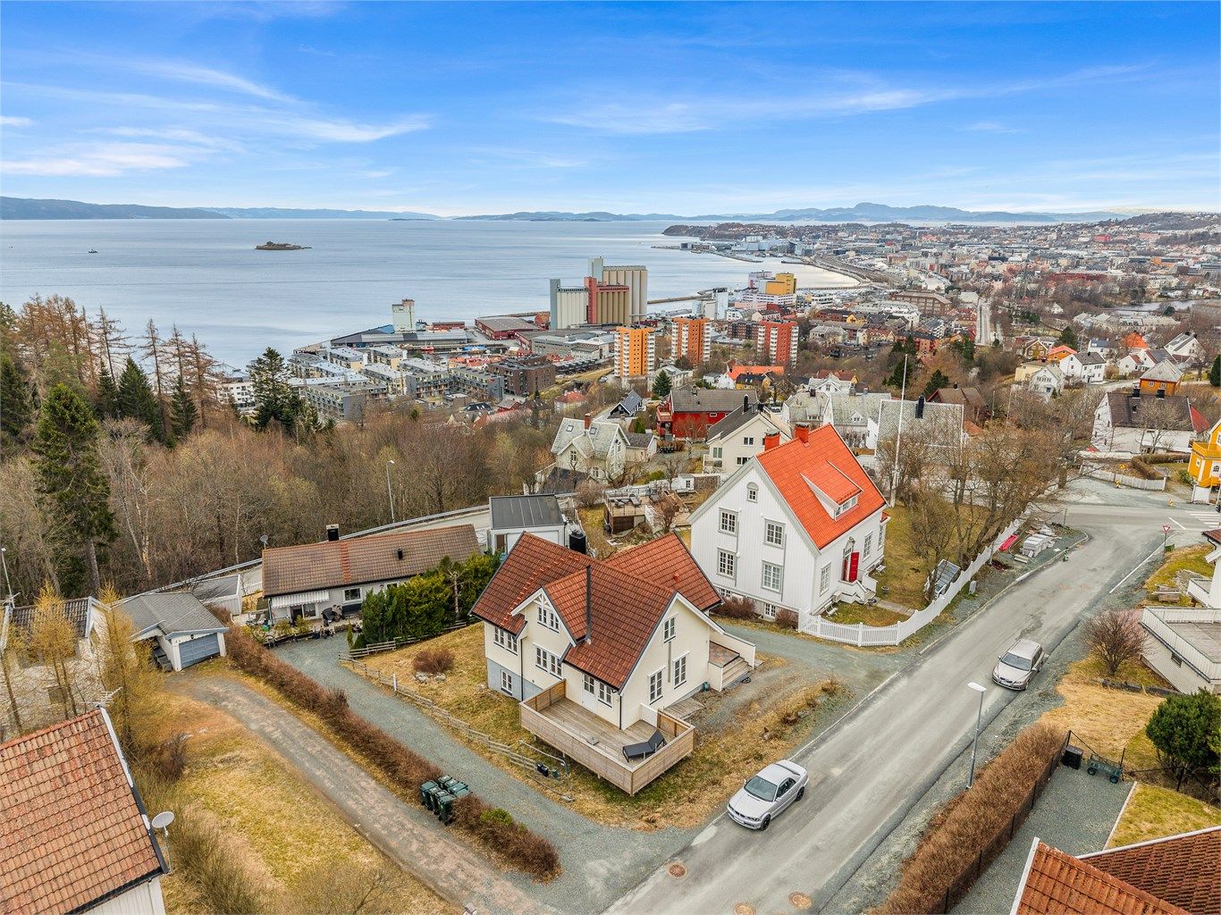 Velkommen til Fagerliveien 2B – en flott eiendom med attraktiv beliggenhet i Fagerlia, romslige uteplasser og en fantastisk utsikt over fjord og by.