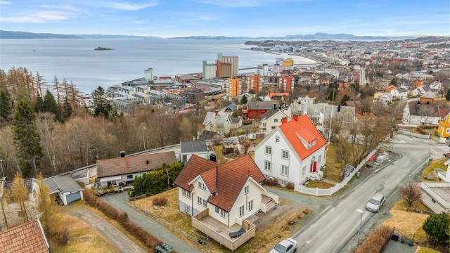 Velkommen til Fagerliveien 2B – en flott eiendom med attraktiv beliggenhet i Fagerlia, romslige uteplasser og en fantastisk utsikt over fjord og by.