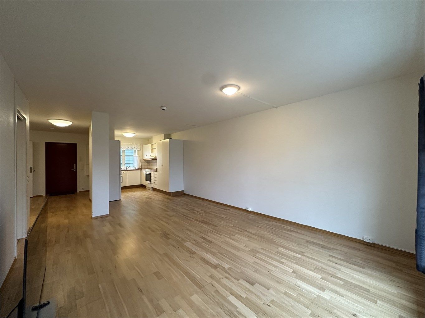 Stue med plass til sofa og spisebord