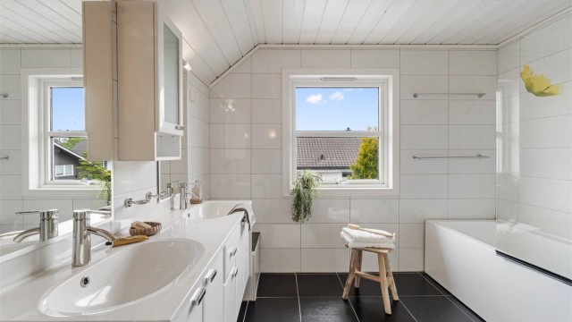 Romslig flislagt bad i loftsetasjen med gulvvarme.