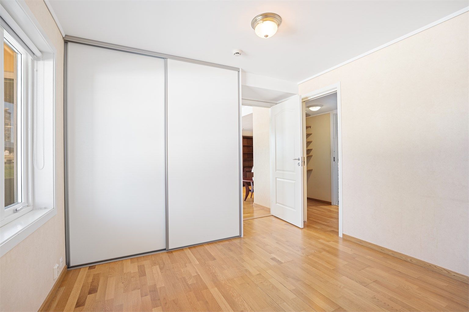 Det medfølger en skyvedørsgarderobe på soverommet. Videre er det praktisk inngang til bod og deretter boligens bad. 