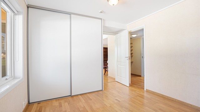 Det medfølger en skyvedørsgarderobe på soverommet. Videre er det praktisk inngang til bod og deretter boligens bad.