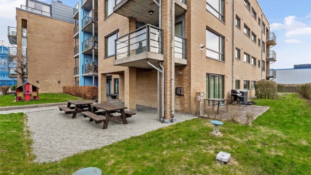 Hyggelig felles hage i bakgården med sittegrupper tilgjengelig for beboerne.