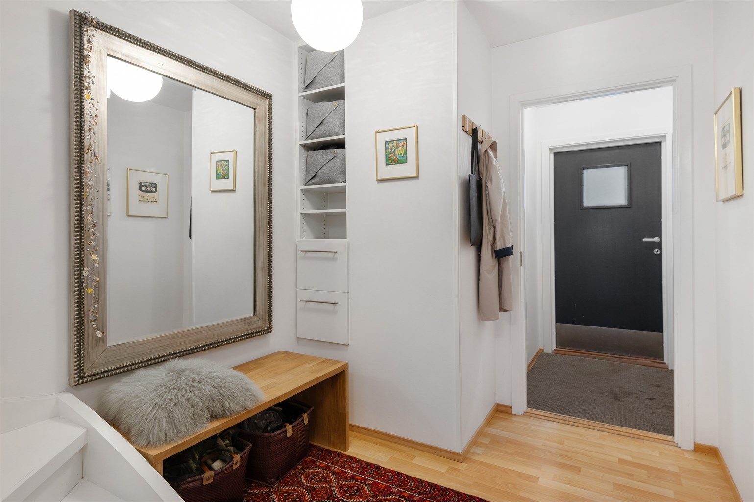 Praktisk innfelt oppbevaring og godt med albuerom. 