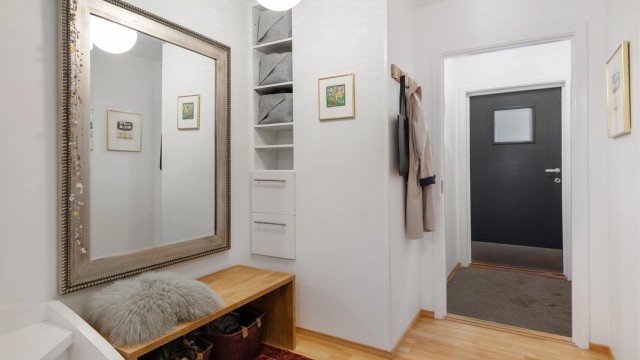 Praktisk innfelt oppbevaring og godt med albuerom.