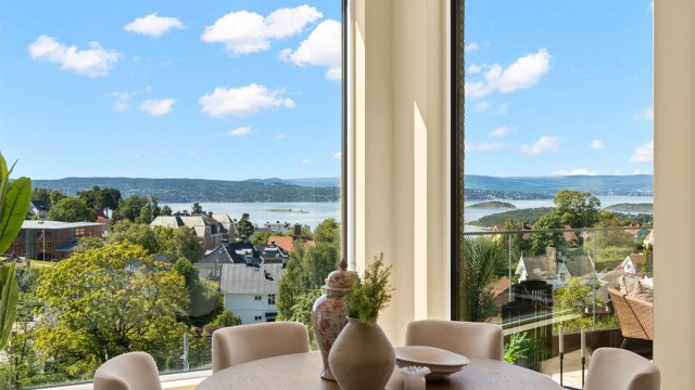 De store glassflatene mot utsikten gjør leiligheten ekstra spektakulær