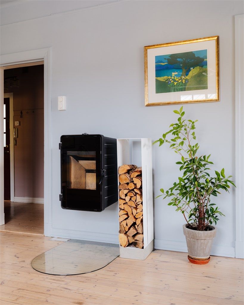 Vedfyring i peisovn med glassdør.