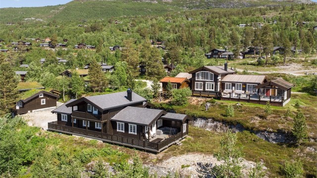 Krogsveen Sunnmøre v/Eiendomsmegler Harald Osdal har gleden av å presentere en flott Thøringhytte med oppstugu beliggende i Lysbakken hyttefelt
Foto: Jarle Osen