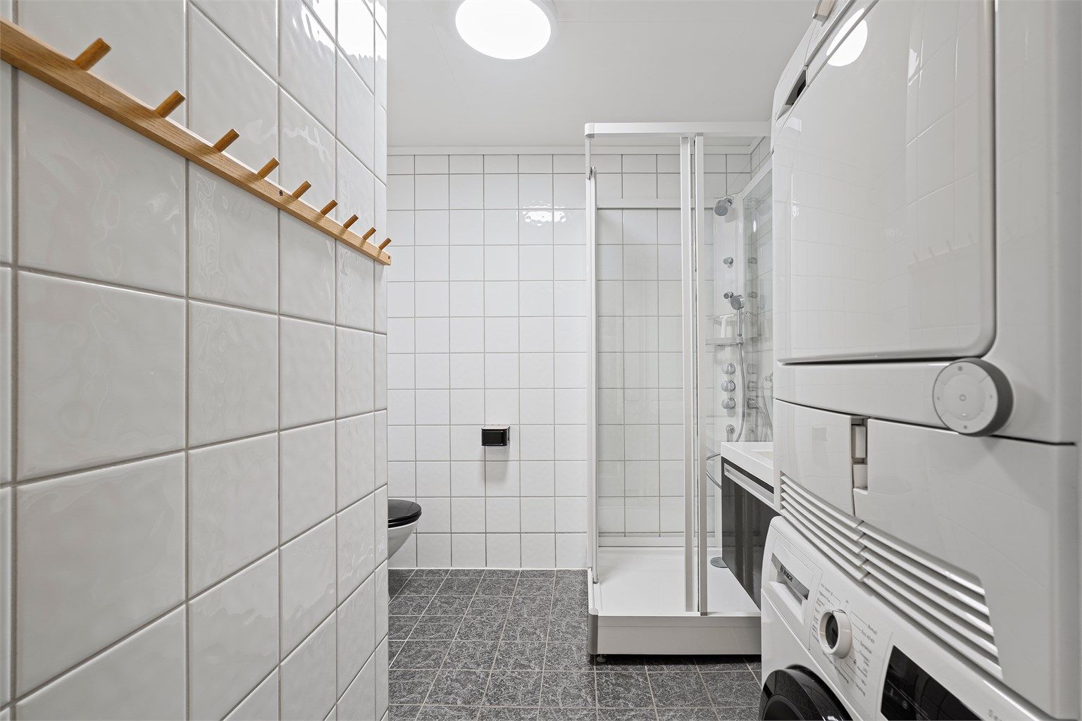 Badet fremstår lettstelt og oversiktlig.