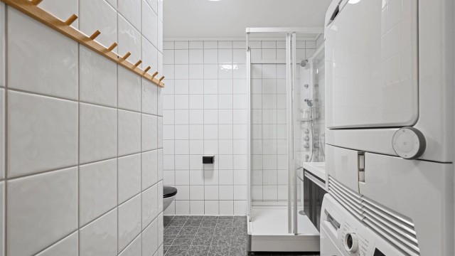 Badet fremstår lettstelt og oversiktlig.
