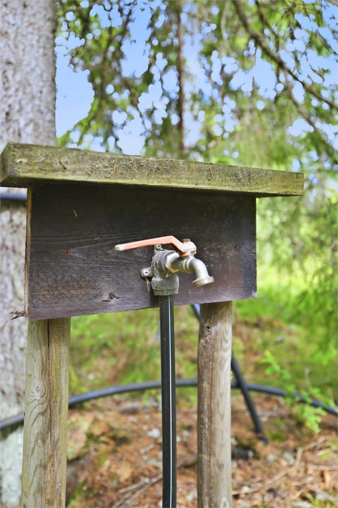 Oppsatt vannpost på tomten for sommervann. Betaling for dette via Lønsvold Vel.