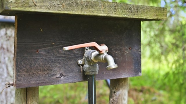Oppsatt vannpost på tomten for sommervann. Betaling for dette via Lønsvold Vel.