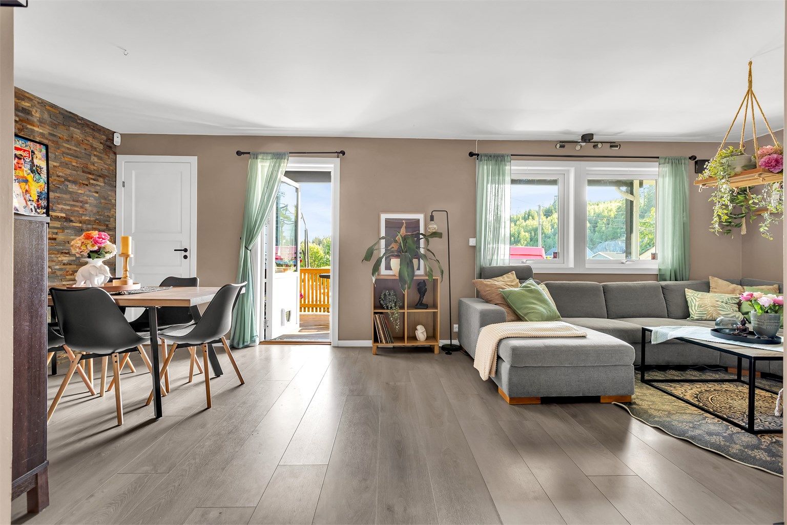 Stue med utgang til veranda/terrasse