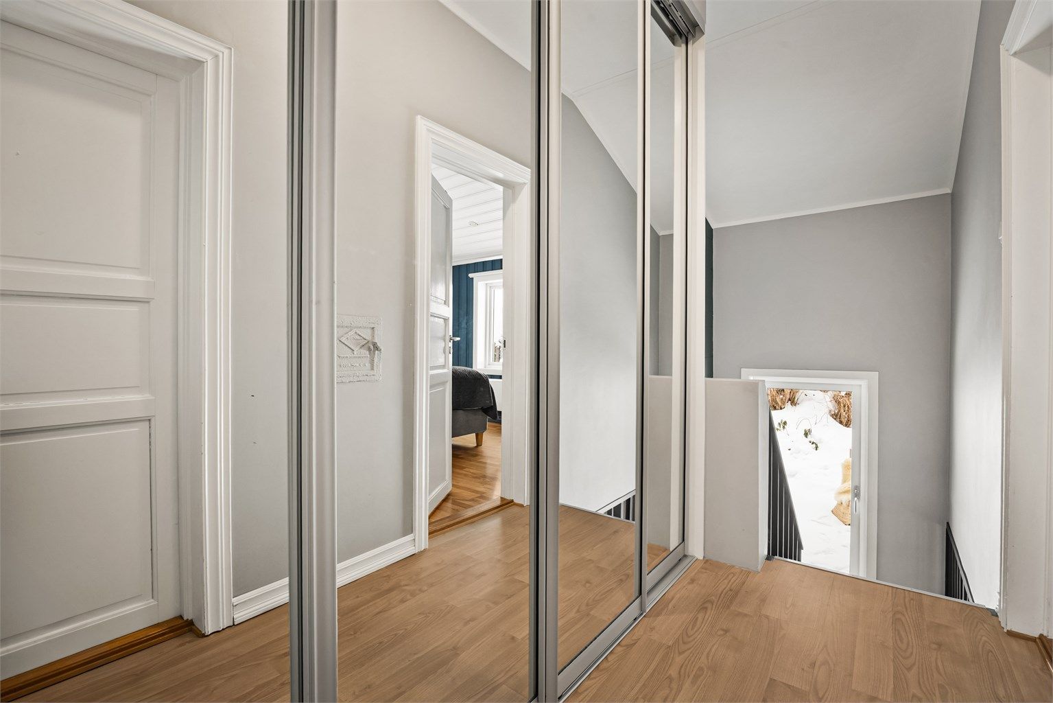 Gang i 2. etasje med skyvedørsgarderobe som har speilfronter
