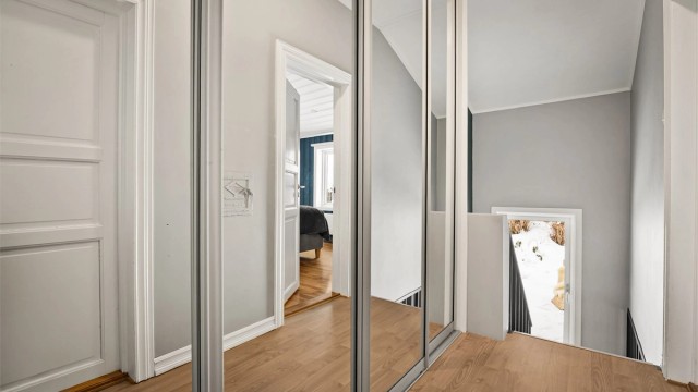 Gang i 2. etasje med skyvedørsgarderobe som har speilfronter