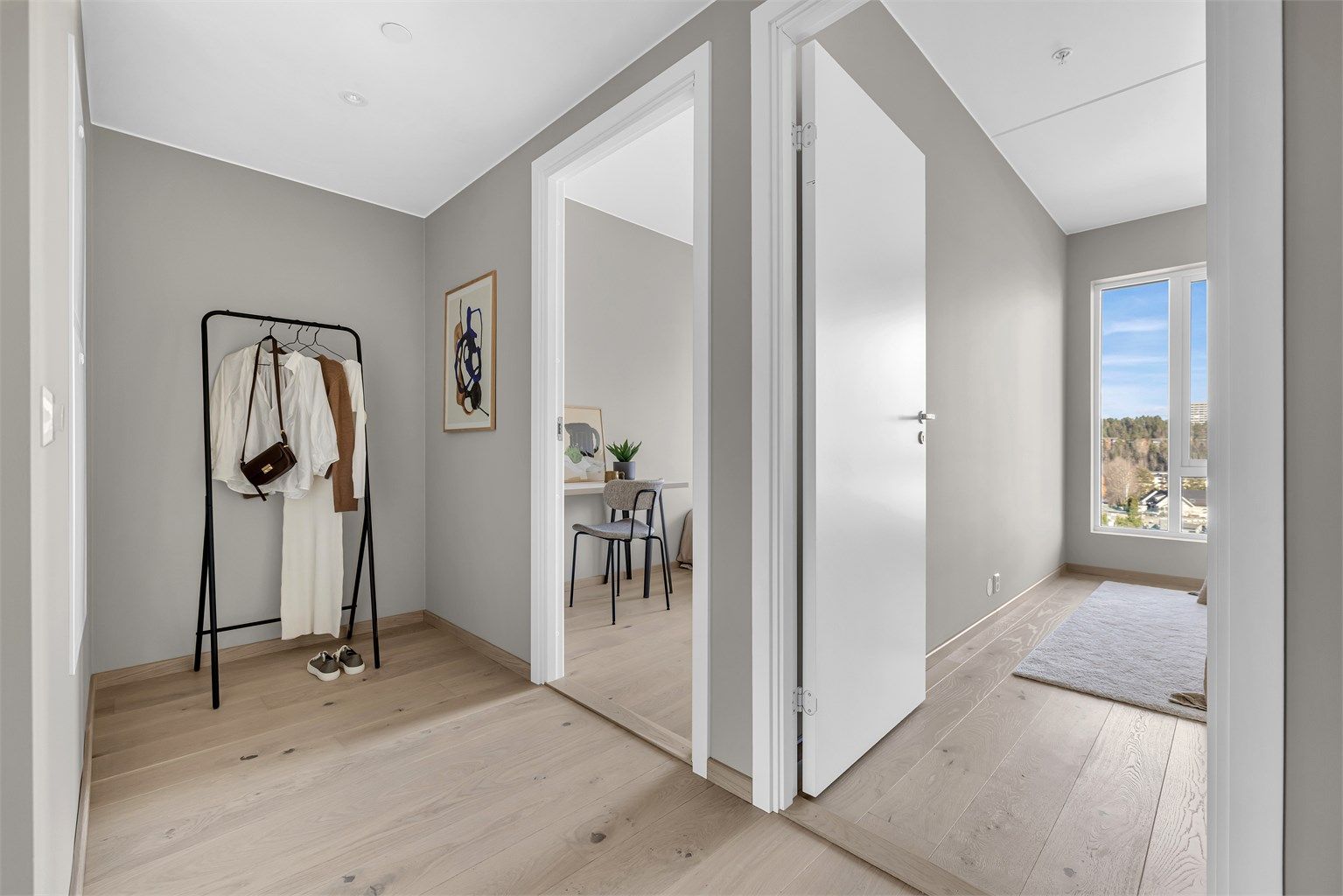 En praktisk gang skiller leiligheten soverom fra oppholdsrommene, med plass til mer garderobe. (Arkivfoto fra tilsvarende leilighet)