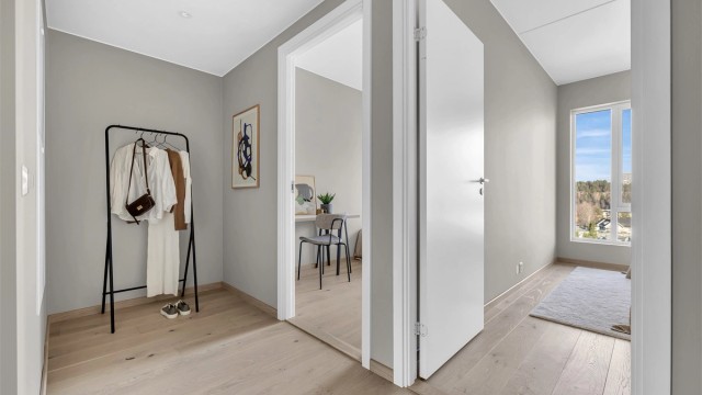 En praktisk gang skiller leiligheten soverom fra oppholdsrommene, med plass til mer garderobe. (Arkivfoto fra tilsvarende leilighet)