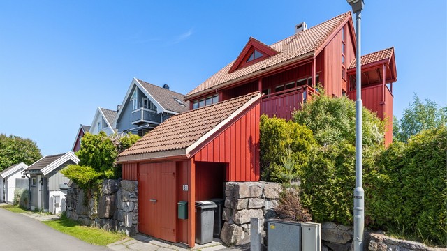 Boligen har svært gode oppbevaringsmuligheter med flere utvendige boder.