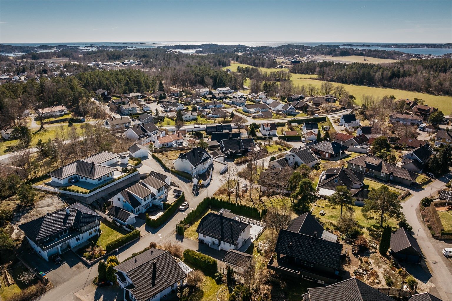 For et større utvalg av butikker er det ca. ti minutter med bil til både AMFI Larvik og Fritzøe Brygge.