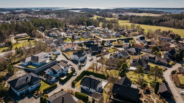For et større utvalg av butikker er det ca. ti minutter med bil til både AMFI Larvik og Fritzøe Brygge.
