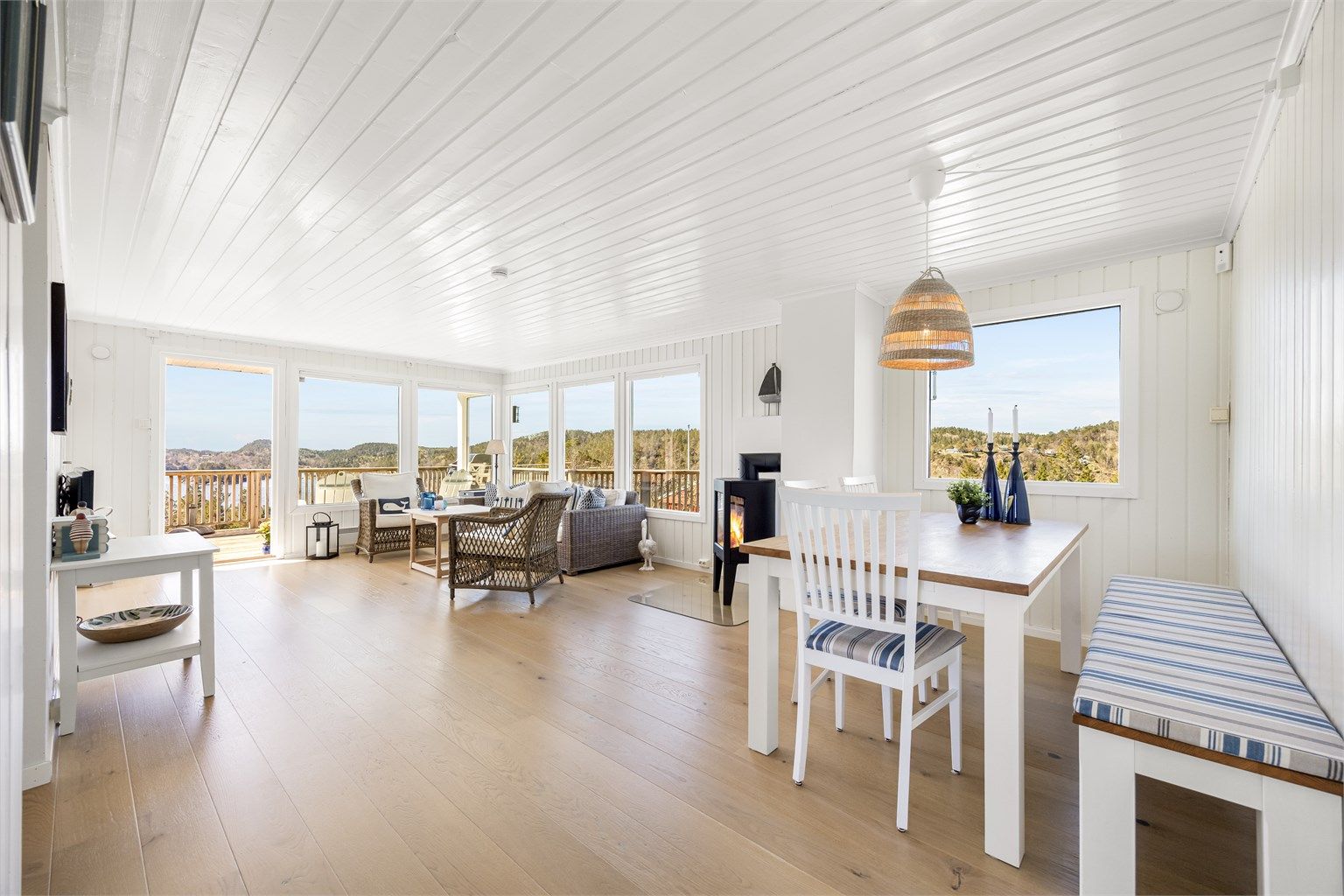 Stuen og spisestuen er et lyst og åpent oppholdsrom med plass til flere soner.