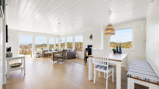 Stuen og spisestuen er et lyst og åpent oppholdsrom med plass til flere soner.