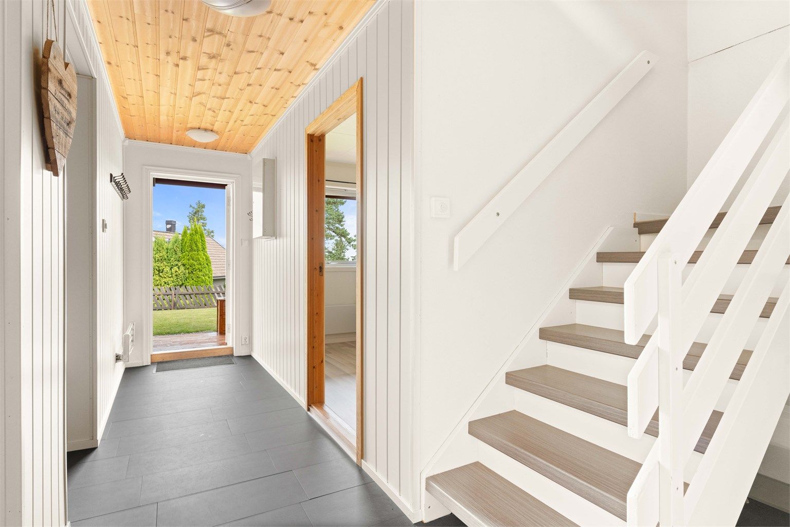 I underetasjen finner du 2 soverom, bad, vaskerom og gode lagringsmuligheter. 