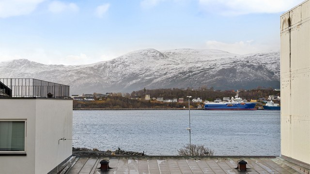 Fra eiendommens sørside er det utsikt over hustakene og mot fjellene.