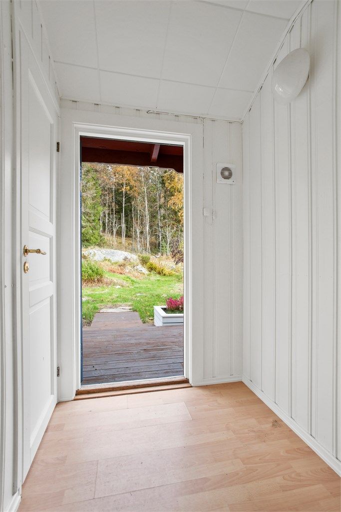  Velkommen inn i en lys entré. Trapp ned til underetasje med teknisk rom, gang og tre boder. 