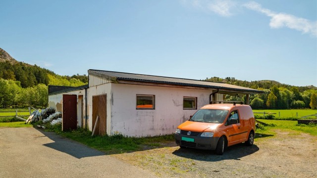Bildet viser et tilfluktsrom og en eldre brannstasjon. Bygget leies delvis ut, og benyttes som lager/garasje.