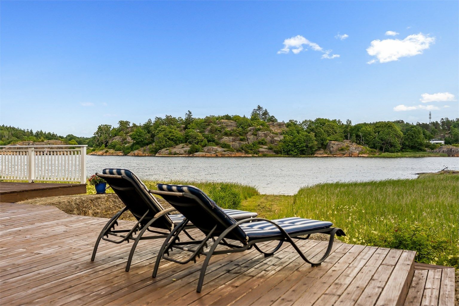 Eiendommen ligger usjenert og fritt til i terrenget med nydelig utsikt til sjøen. Her får du full kontroll på båtlivet en varm sommerdag.