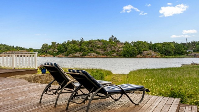 Eiendommen ligger usjenert og fritt til i terrenget med nydelig utsikt til sjøen. Her får du full kontroll på båtlivet en varm sommerdag.