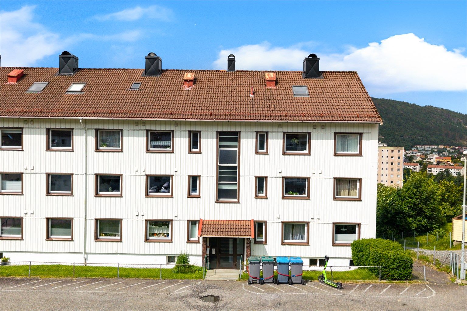 Leiligheten er tilknyttet Borettslaget Kristofer Jansonsvei Nr. 80 X. Borettslaget er veldrevet og består av 42 leiligheter.