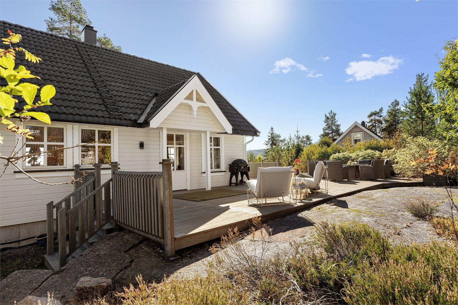 Usjenert terrasse på baksiden av huset 