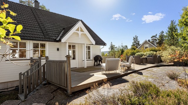 Usjenert terrasse på baksiden av huset