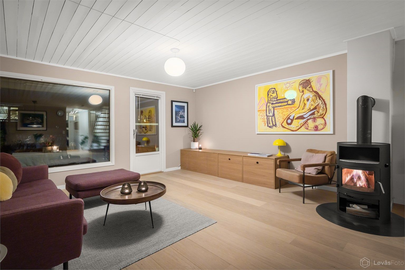 Utgang til sydvestvendt terrasse og hage