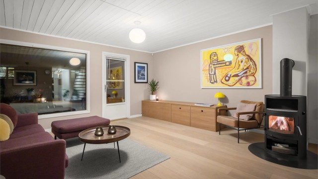 Utgang til sydvestvendt terrasse og hage