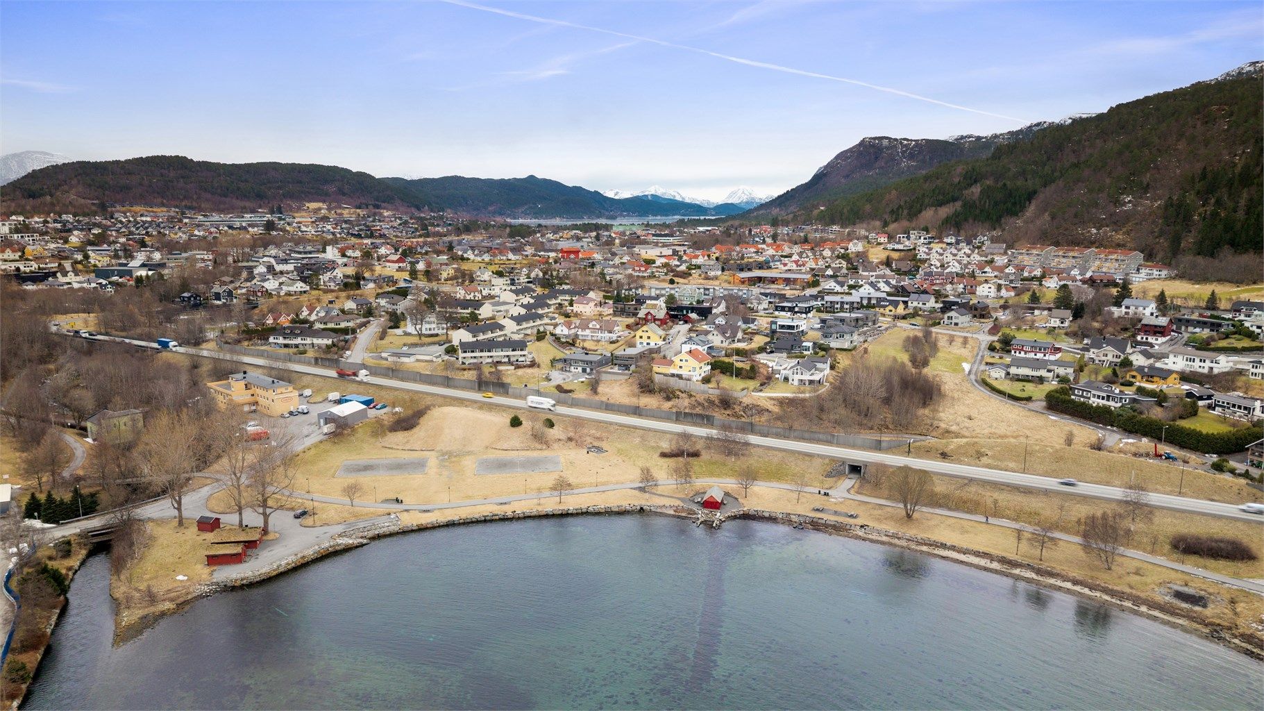 Sandingane med sandvolleyballbane og bademuligheter ligger i umiddelbar nærhet
