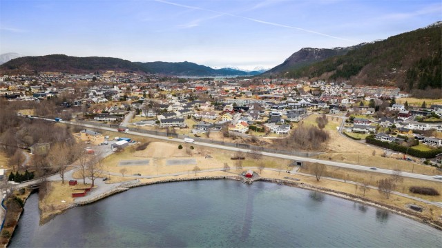Sandingane med sandvolleyballbane og bademuligheter ligger i umiddelbar nærhet