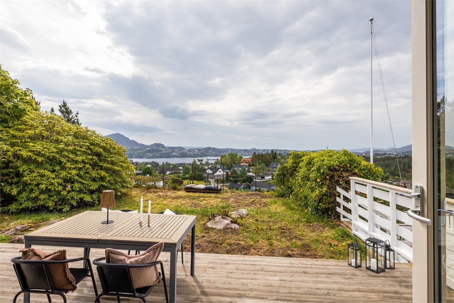 Eiendommen ligger i et rolig og landlig område med gode solforhold og nærhet til sjøen.
